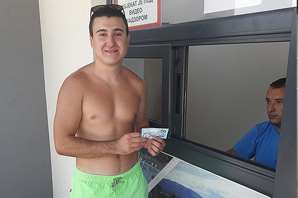 Mihajlo Tasić prilikom kupovine karte na blagajni bazena, foto: M. M. / Svrljiške novine