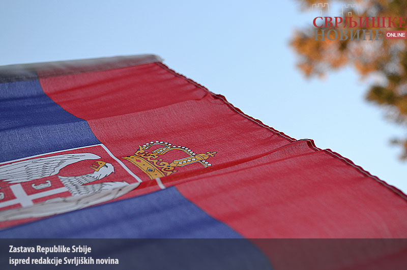 12.02.2013. / Zastava Republike Srbije ispred redakcije Svrljiških novina 3 1