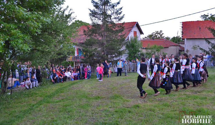 Igralo se i pevalo u Plužini 2 Nek-se-opet-pesma-poje-Pluzina