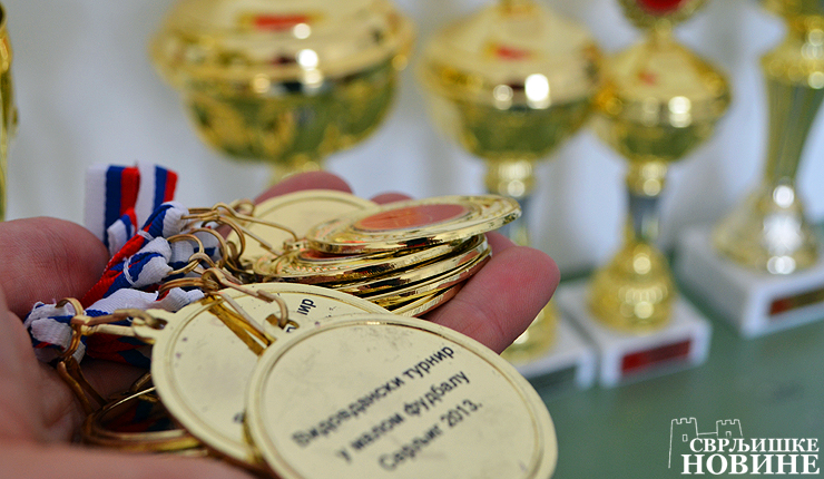 Pehari i medalje najmlađima na turniru 2 nagrade-turnir
