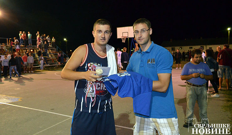 Završen turnir u basketu „Svrljig 2013“ 3 Mladenovic-urucuje-nagrade-predstavniku--najbolje-domace-ekipe