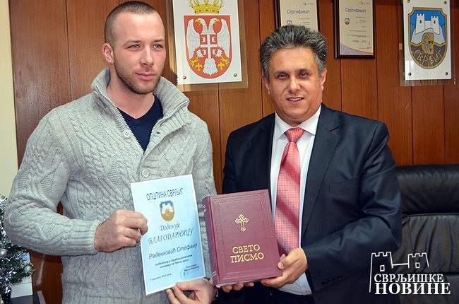 Predsednik-opstine-i-pobednik-plivanja