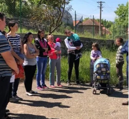 Drajinac, ispred vrtića-škole