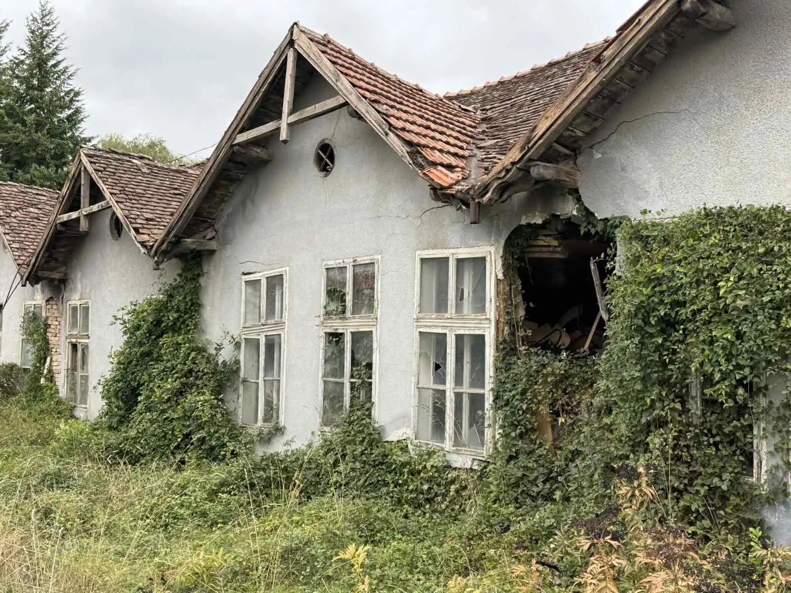 Zgrada u dvorištu OŠ ,,Dobrila Stambolić'' Svrljig, foto: Svrljiške novine