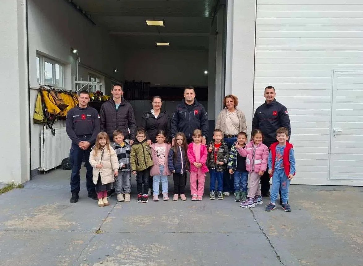 Deca iz PU Poletarac u poseti vatrogascima, foto: J.M.