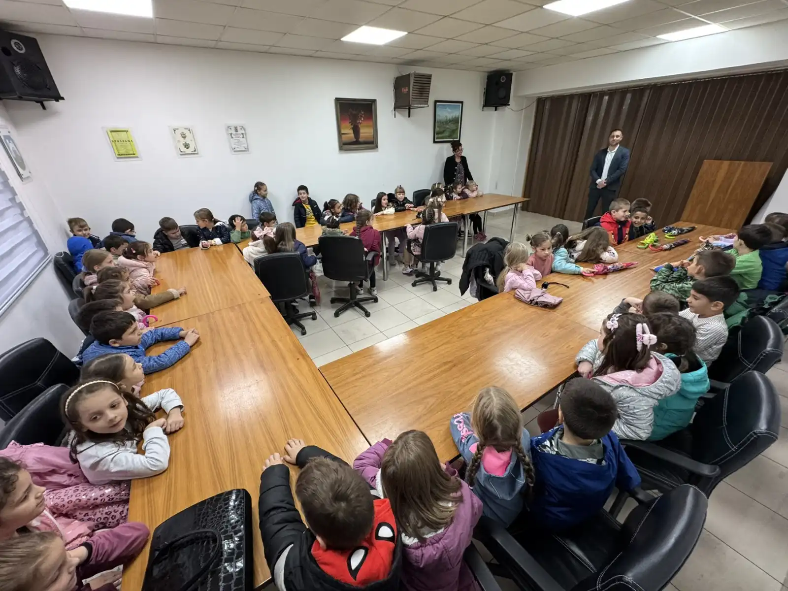 Prvaci Osnovne škole „Dobrila Stambolić“ posetili Opštinu Svrljig 2 Dečica iz OŠ ,,Dobrila Stambolić'' u poseti Opštini, foto: Svrljiške novine