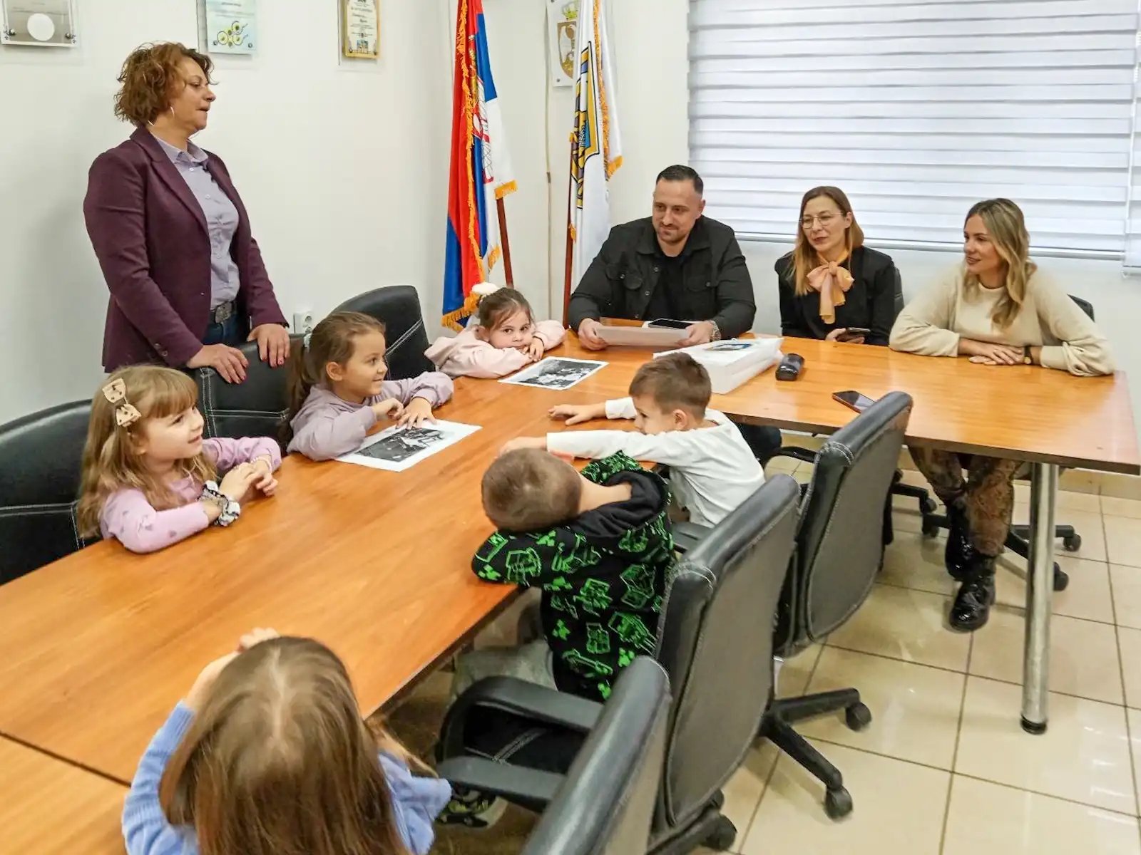 Deca i funkcioneri u razgovoru, foto: R.D.