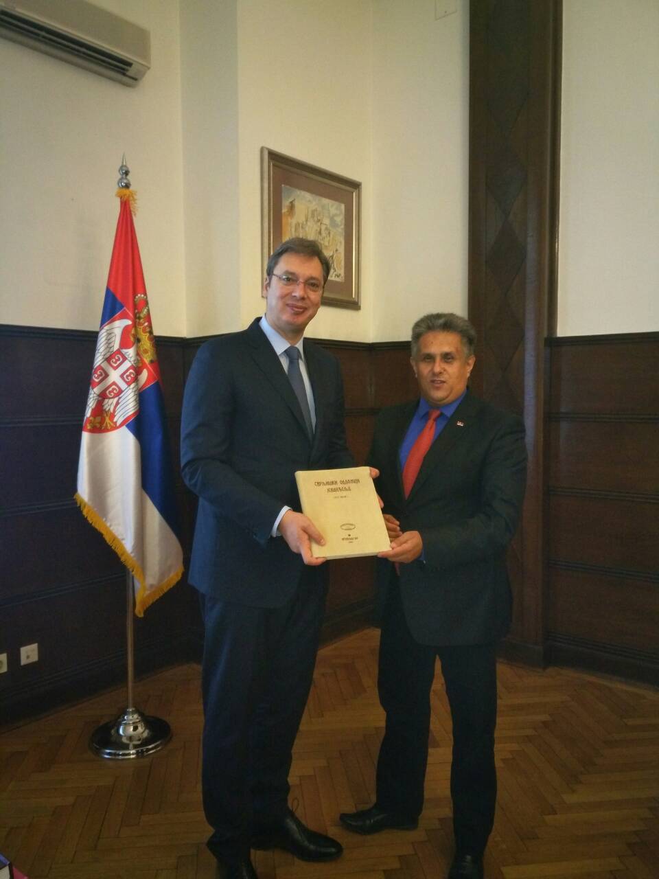 Odlomci svrljiškog Jevanđelja u rukama predsednika Srbije Aleksandra Vučića