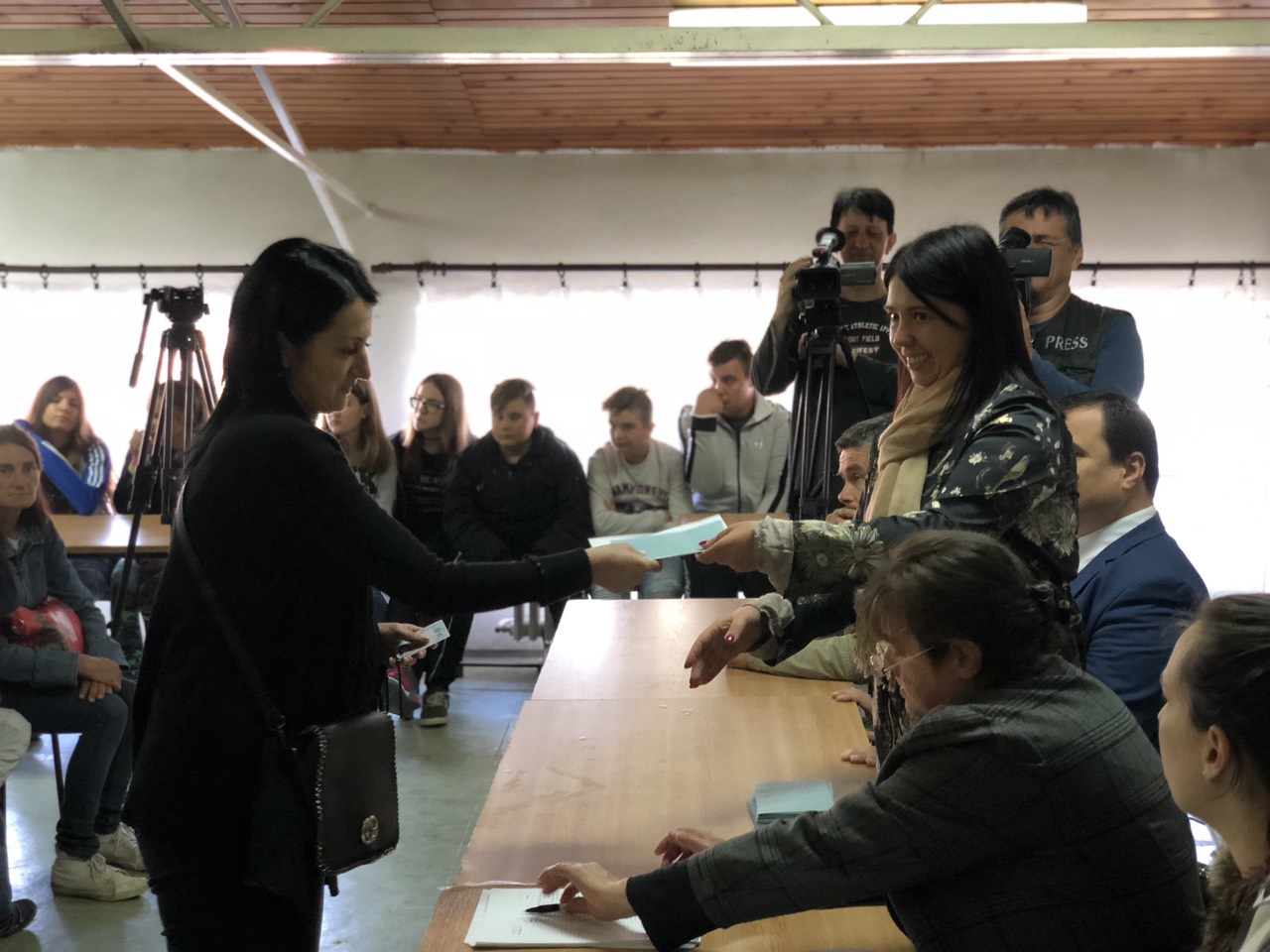 Predsednica opštine Svrljig uručuje sredstva roditeljima, foto: Redakcija