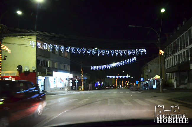 Svrljig okićen, nevreme polomilo jelku u centru Svrljiga 1 Novogodišnja rasveta 2013. god, arhivska fotografija, Svrljig