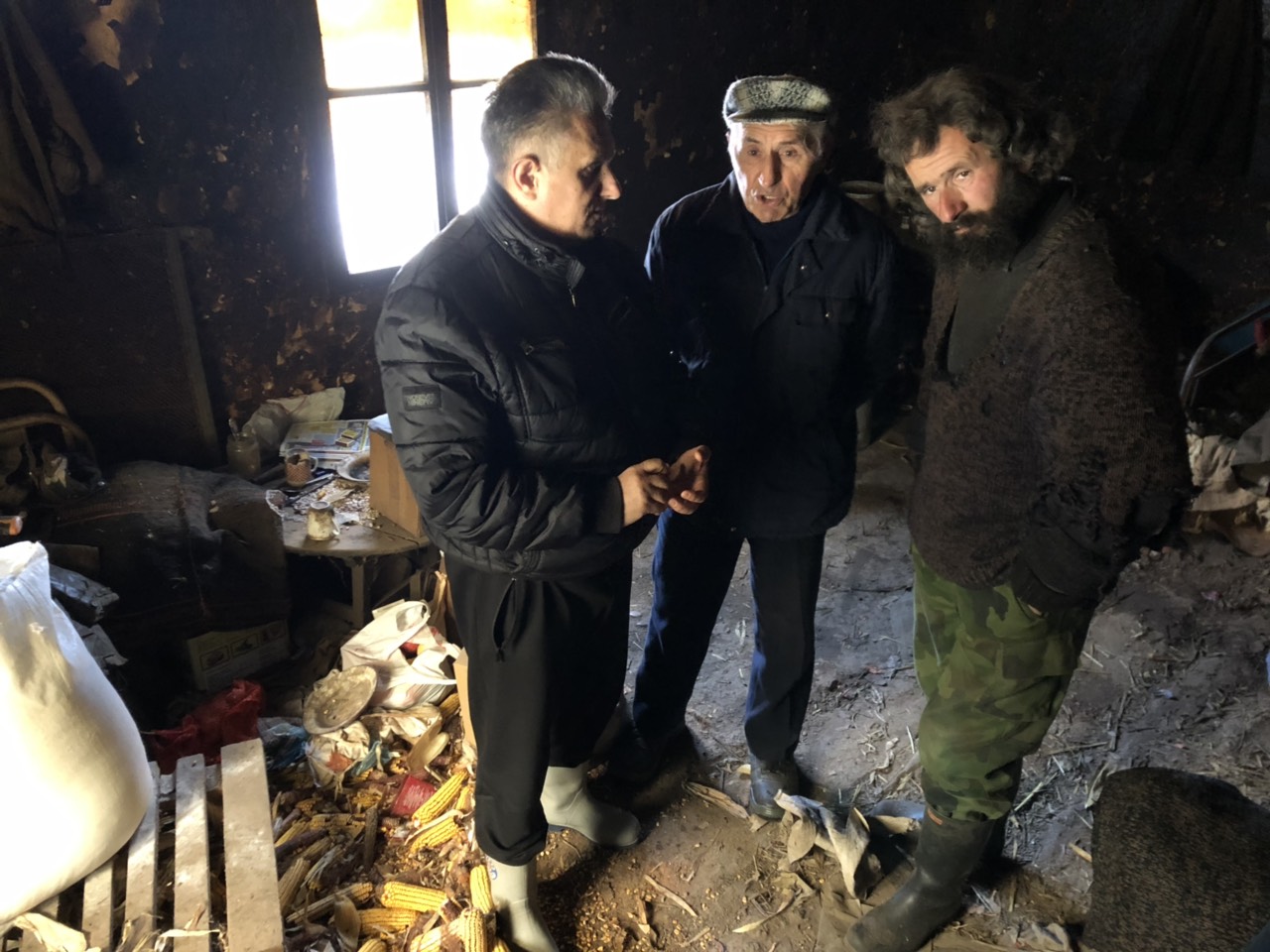 Miletić sa Slavoljubom i njegovim komšijom koji mu nesebično pomaže u granicama svojih mogućnosti, foto: M. Miladinović 