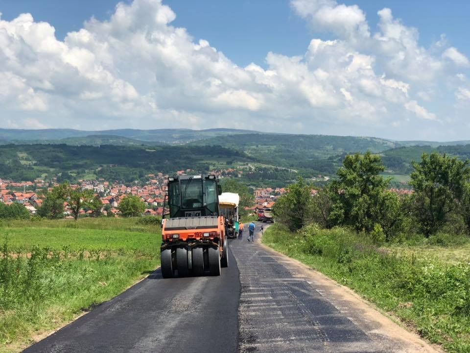 Radovi na asfaltiranju puta, foto: M. M.