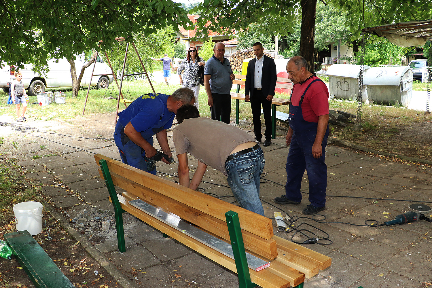 Postavljanje novih mobilijara i klupa u naselju Saraj, foto: M.M.