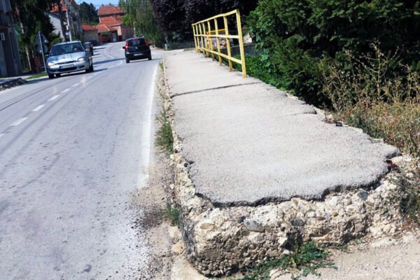 Most u ulici Vase Albanca, desna strana okrzana gumama kamiona, foto: M.M.