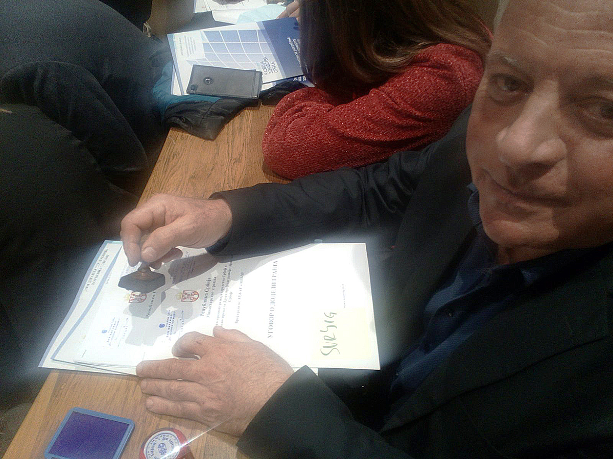 Potpisivanje, dr Ljutomir Davidović, foto: J.R.