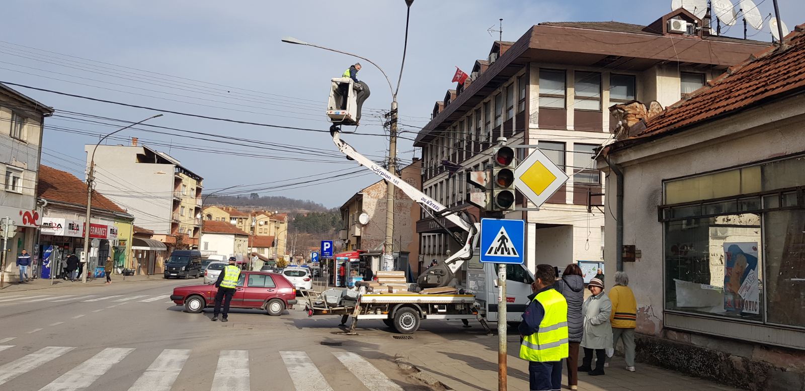 Postavljena LED rasveta u užem centru grada 1 Postavljanje LED rasvete, foto: Đ.J.