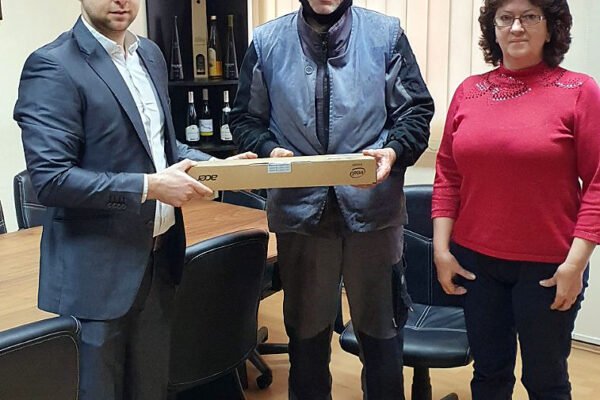 Predsednik opštine i zamenik predsednika SO Svrljig uručili laptop Filipovom ocu