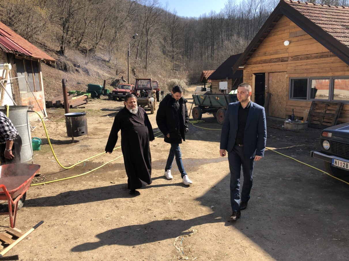 Uređenje puteva ka manastirima u Pirkovcu i Labukovu 2 Predsednik Marković u poseti Manastiru, foto: Svrljiške novine