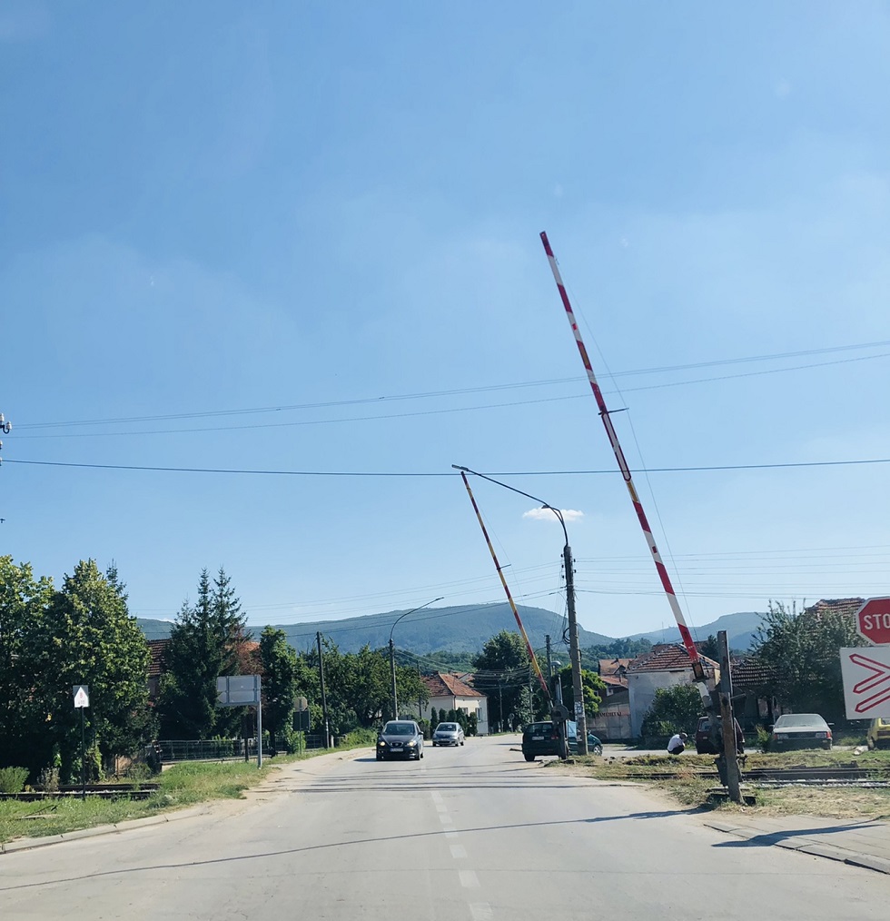 Postavljeni branici na pružnom prelazu u Svrljigu 1 Foto: Svrljiške novine