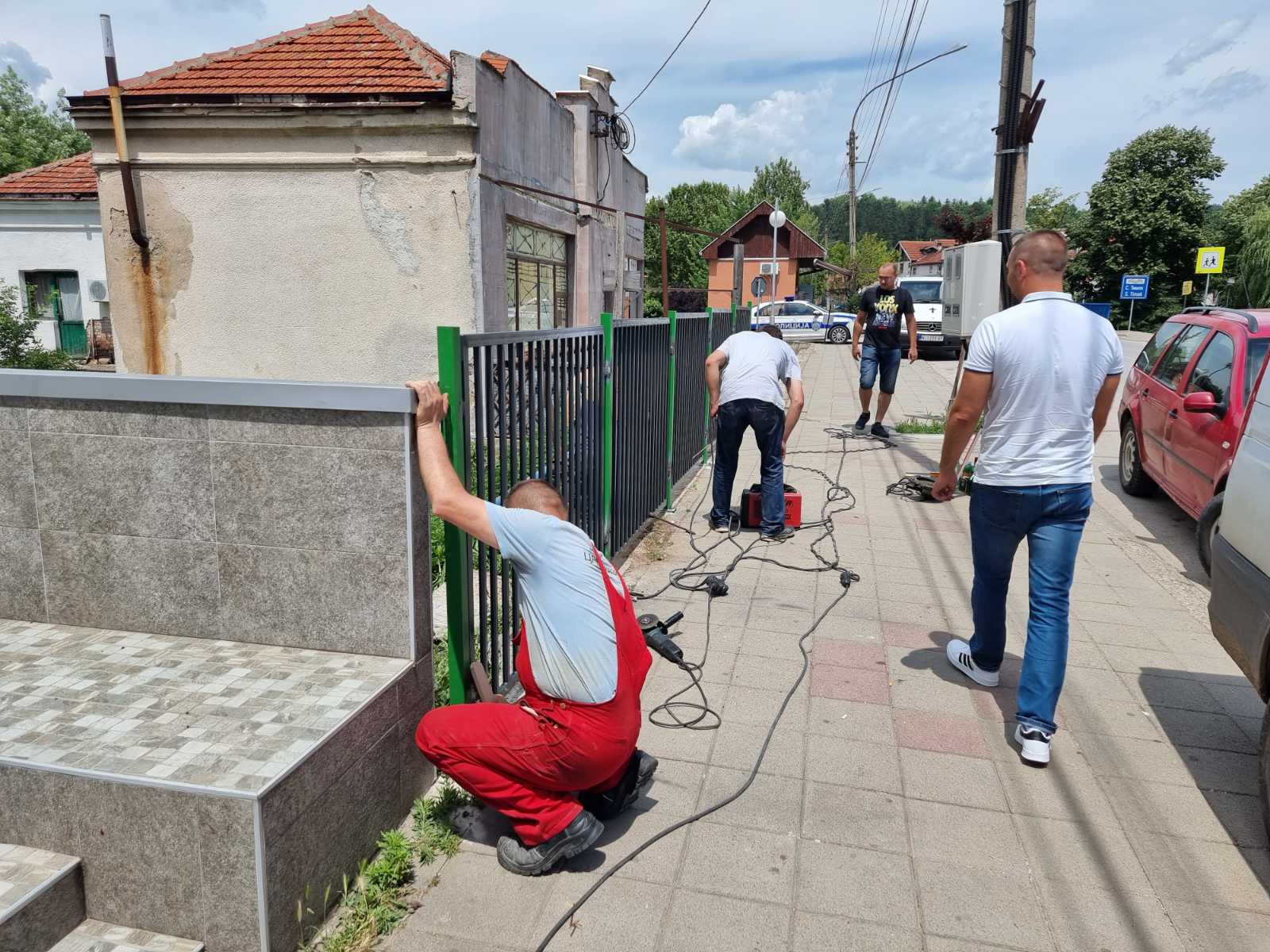 Postavljanje ograde na trotoaru, u Ulici Radetovoj, foto: Svrljiške novine