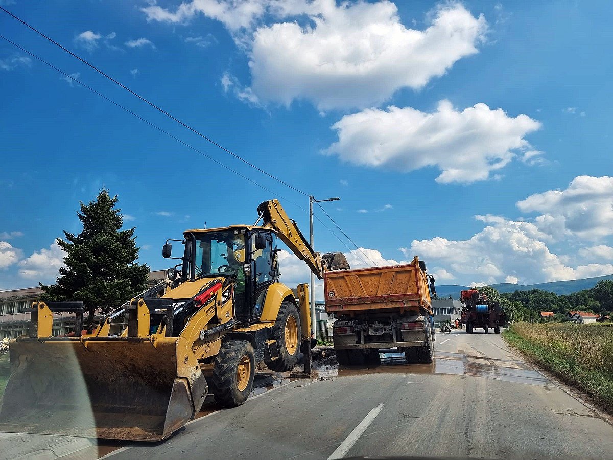 U toku je sanacija havarije na vodovodnoj mreži 1 Radovi JKSP ,,Svrljig'', foto: Svrljiške novine