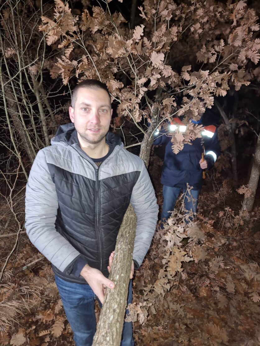 Badnjak stigao ispred sedišta Ujedinjene seljačke stranke 2 Miroslav Marković posekao badnjak, foto: M.M.
