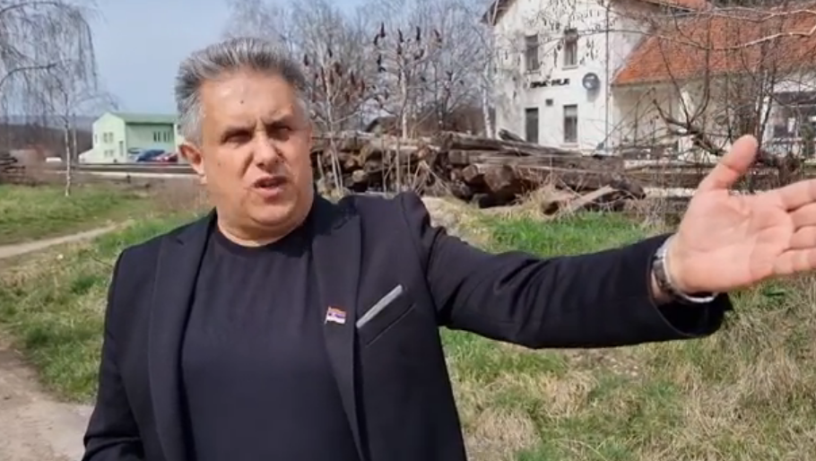 Miletić predložio izgradnju još jednog pružnog prelaza i pozvao nadležne da uklone drvene pragove 1 Miletić na licu mesta, foto: Svrljiške novine