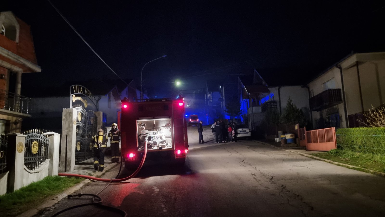 Goreo sprat kuće u Radničkoj ulici, vatrogasci sprečili veću štetu! (FOTO+VIDEO) 2 Vatrogasci na licu mesta, foto: Svrljiške novine