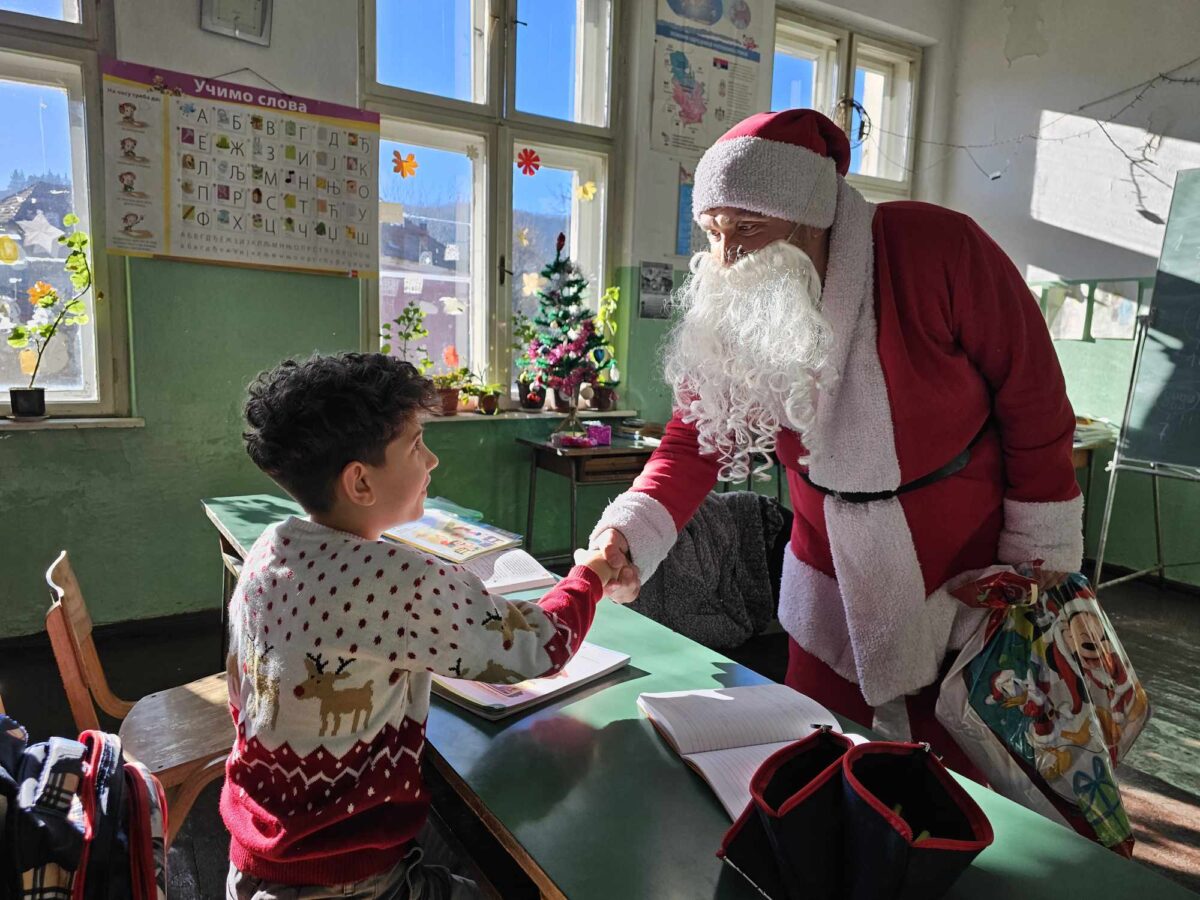 Podela novogodišnjih poklona deci na selu, foto: Svrljiške novine