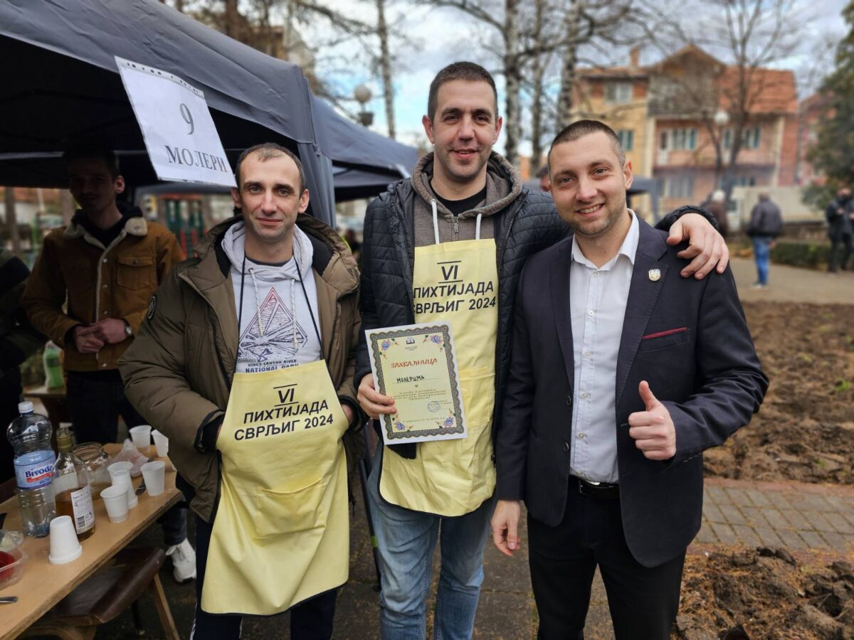 Ekipa ,,Moleri'' i predsednik opštine Svrljig Miroslav Marković, foto: Svrljiške novine