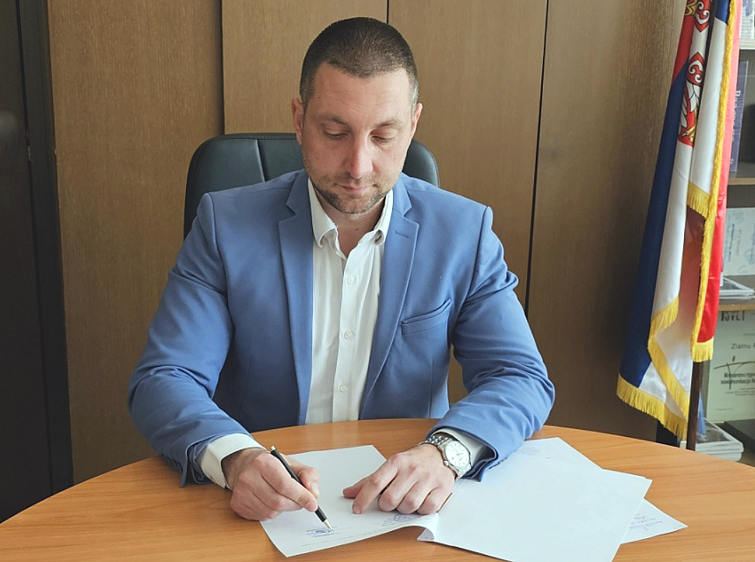 Predsednik opštine potpisao ugovor, foto: M.M.