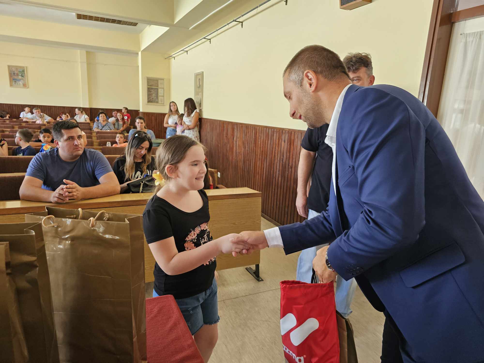 Predsednik uručuje prvacima poklone, foto: Svrljiške novine
