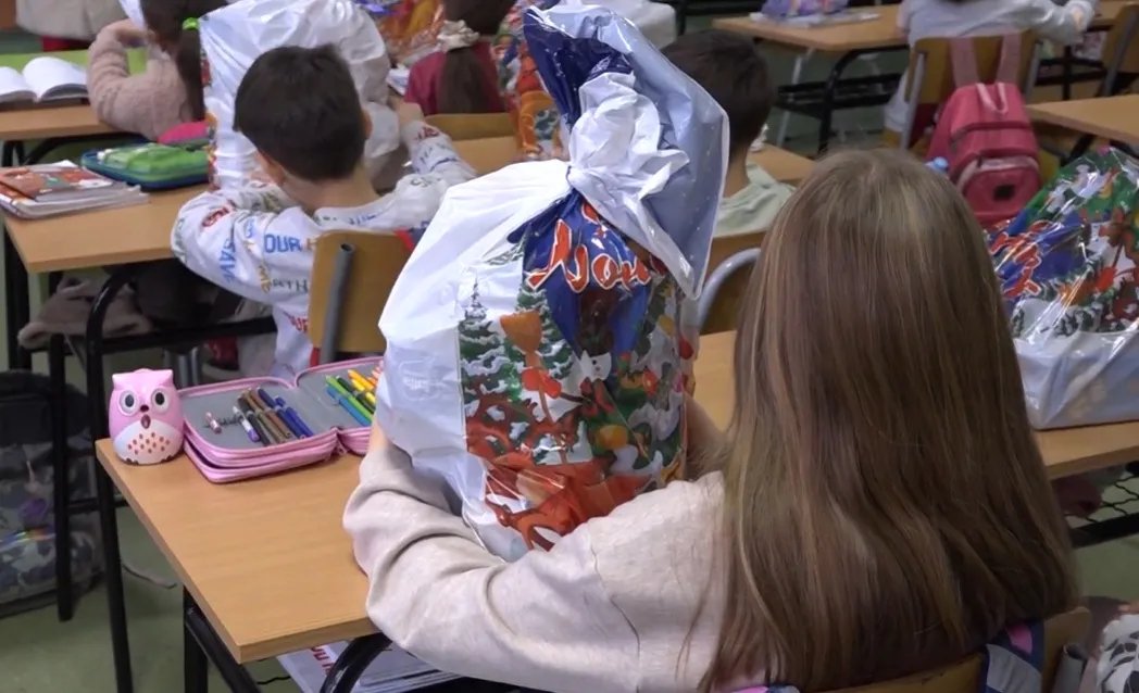 Novogodišnji paketići za osnovce, foto: D.R. / Connect TV