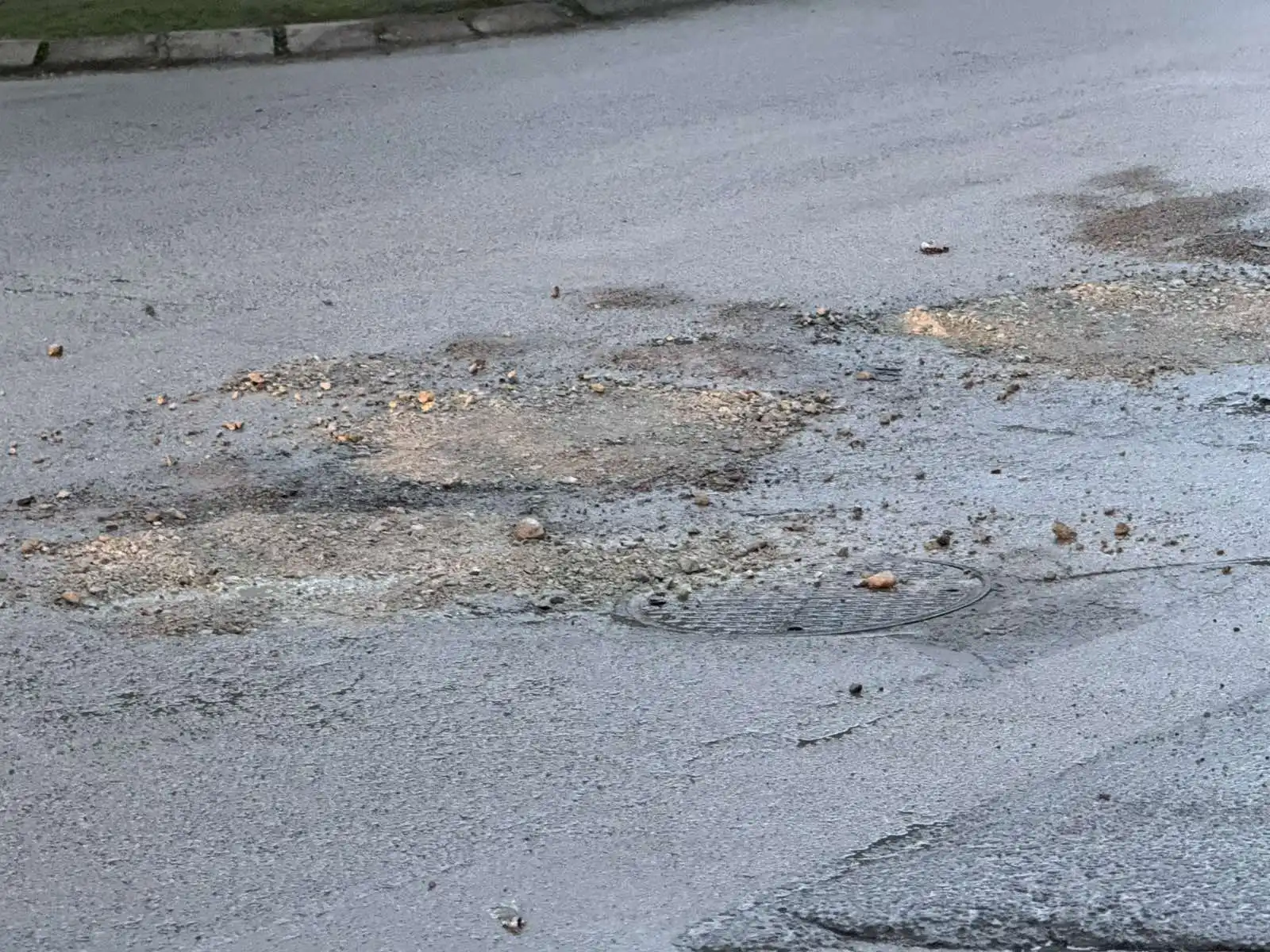 Izvršena sanacija udarnih rupa na teritoriji grada (FOTO) 1 Krpljenje...