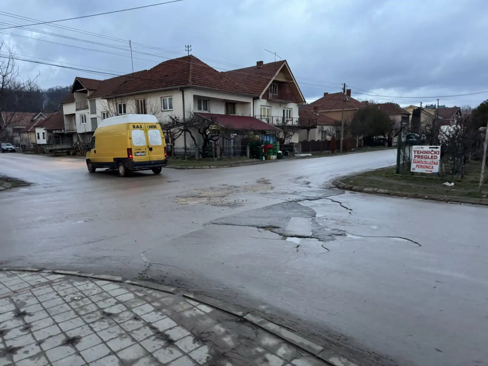 Izvršena sanacija udarnih rupa na teritoriji grada (FOTO) 2 Raskrsnica u Omladinskoj ulici, foto: Svrljiške novine