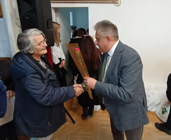 Ujedinjena seljačka stranka podelila osmomartovske poklone u Svrljigu 2 Miletić čestita 8. mart, foto: R.D.