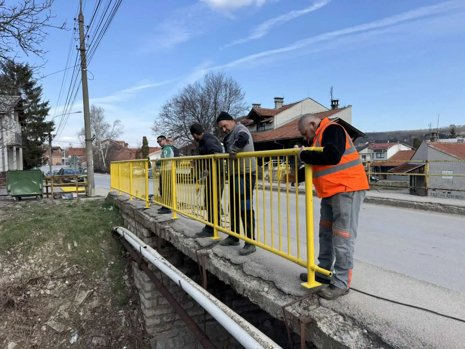 Konačno rekonstruisana ograda na mostu preko Pravačke reke 1 Radovi na postavljanju nove ograde na mostu preko Pravačke reke, foto: Svrljiške novine
