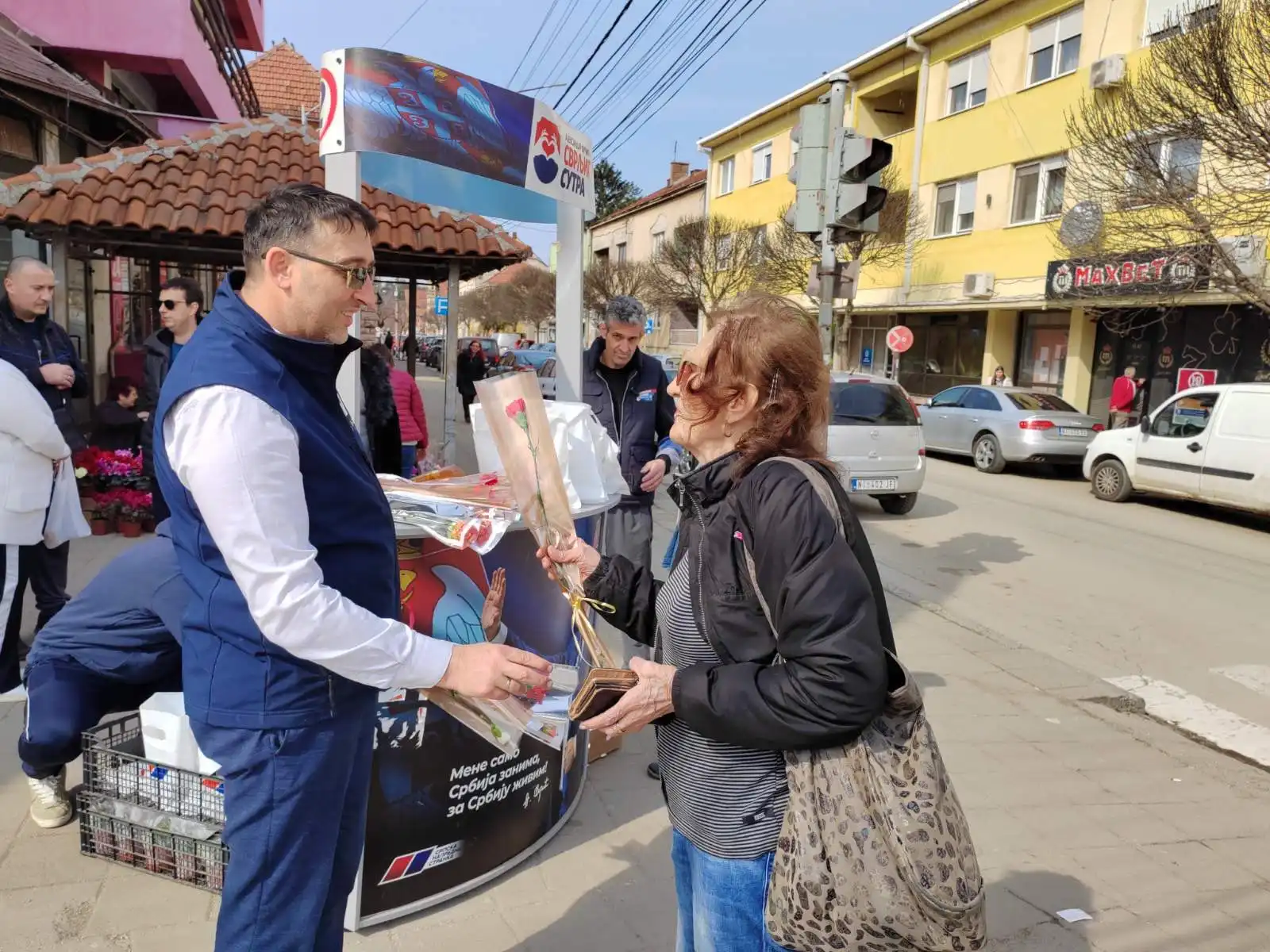OO SNS Svrljig obeležio 8. mart – Dan žena podelom cveća i poklona 2 sns svrljgi1
