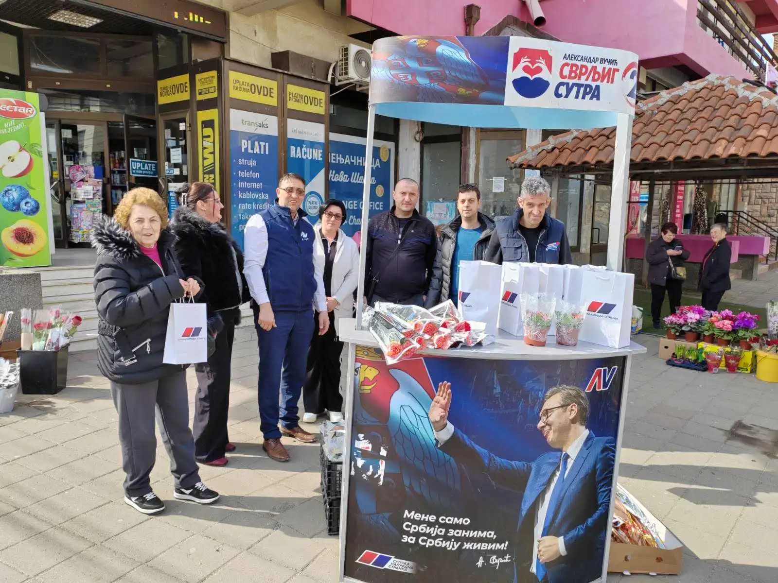 OO SNS Svrljig obeležio 8. mart – Dan žena podelom cveća i poklona 1 Podela osmomartovskih poklona, foto: SNS
