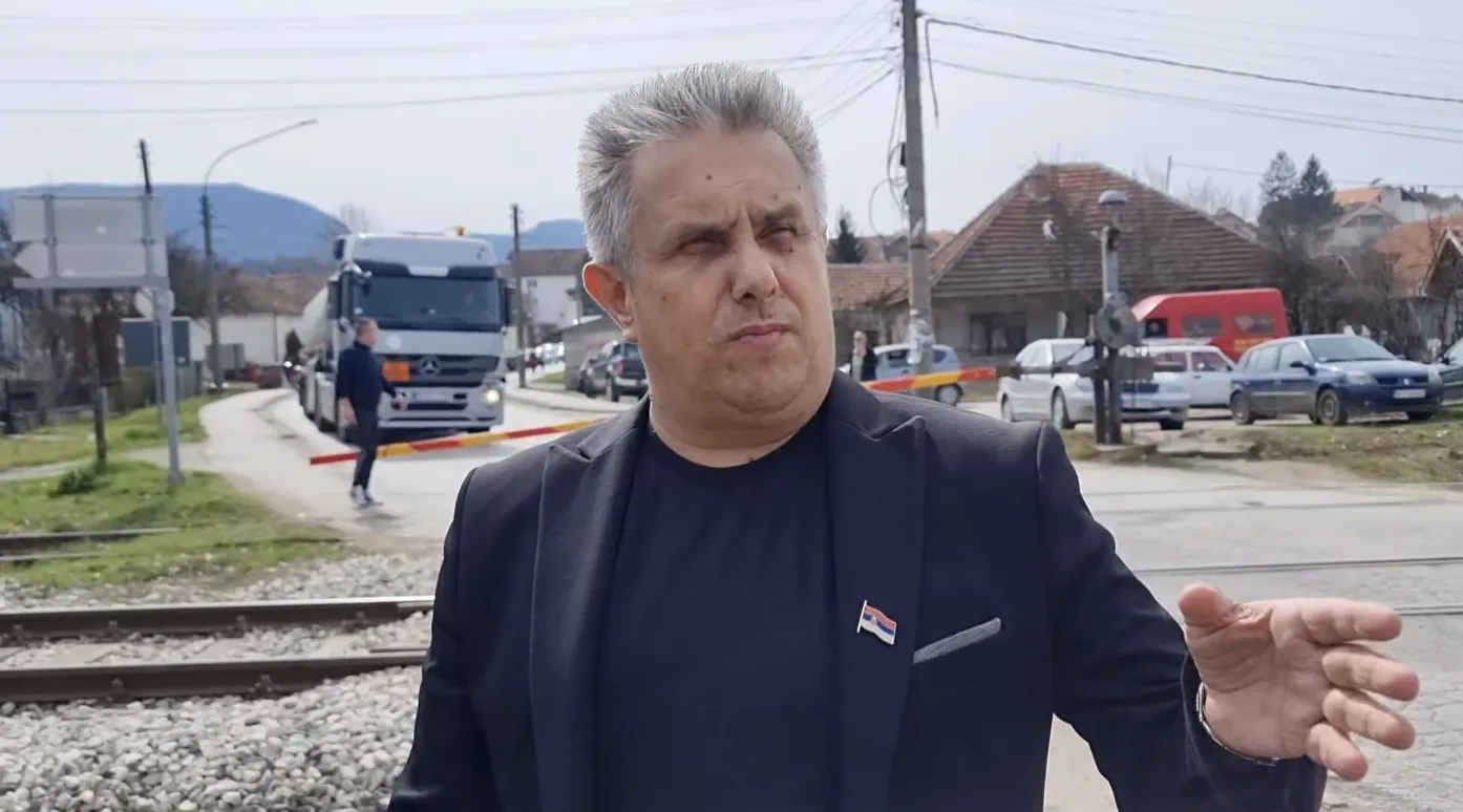 Miletić još 2023. godine tražio sanaciju pružnog prelaza (FOTO) 1 Narodni poslanik Milija Miletić, foto: Radio Bubamara, video