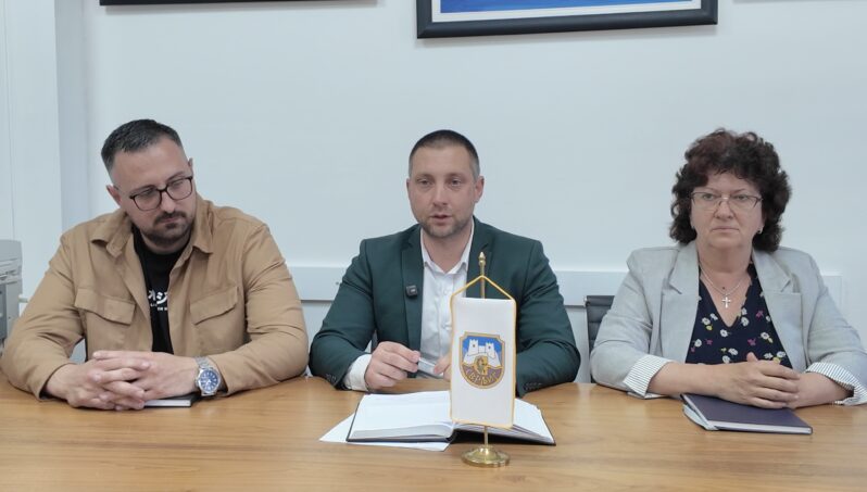 Marković: U toku veliki projekti u Svrljigu, uskoro radovi na Pastirištu i rekonstrukcija bioskopske sale 1 Konferencija za medije, predsednik opštine Svrljig sa saradnicima, foto: Svrljiške novine