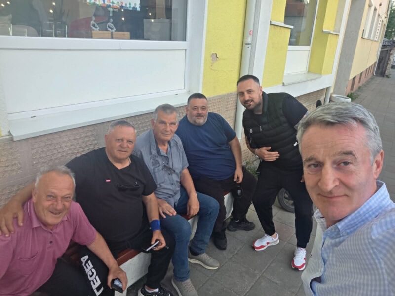 Digitalna prezentacija starih fotografija FK Svrljig 3 Bivši i sadašnji, članovi UO FK Svrljig i igrači, foto: Z.G. a