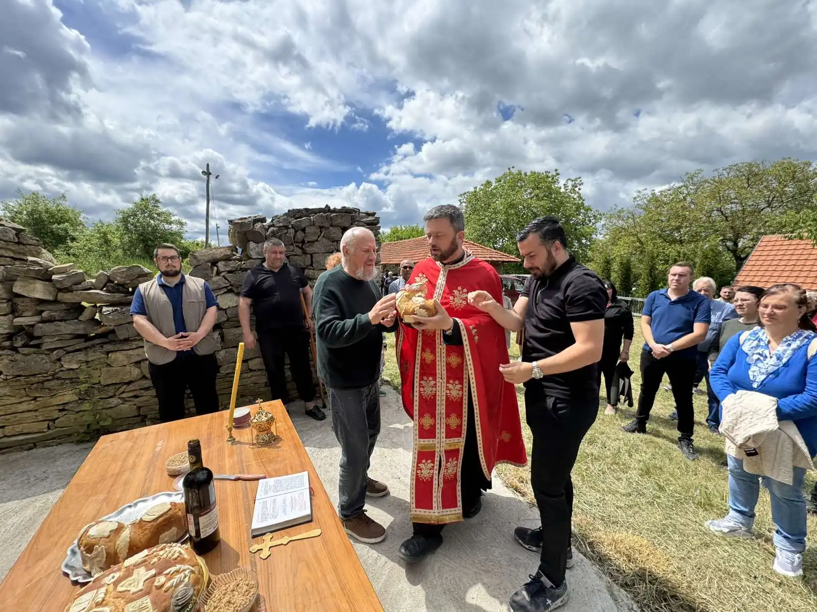 U Šljivoviku tradicionalno obeležena seoska zavetina 1 Slava u Šljivoviku, Brković i Petrović, lome kolač, u sredini otac Mladen Marinković, foto: Svrljiške novine
