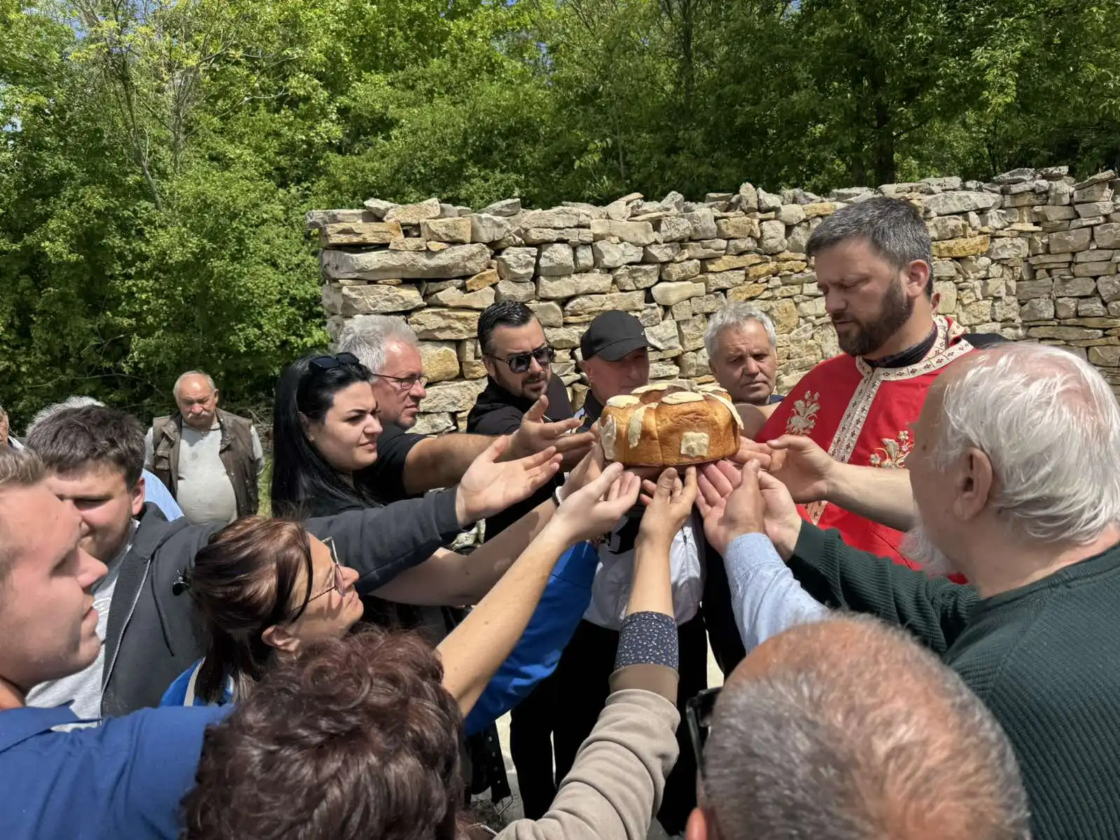U Šljivoviku tradicionalno obeležena seoska zavetina 2 Slavski kolač pre sečenja, foto: Svrljiške novine