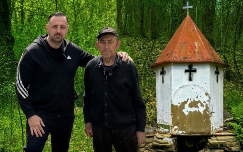 Sve više posetilaca kod izvora vode za oči u Labukovu – meštani apeluju na odgovorno korišćenje 2 Ispred izvora vode, Marko Bubamara i deda Slavoljub, foto: Marko Bubamara