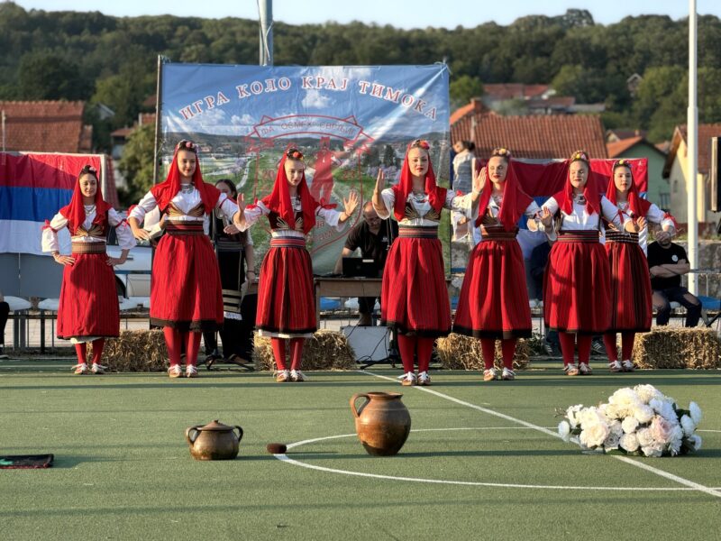 Folklor, osmesi i tradicija obeležili 11. Međunarodni festival „Igra kolo kraj Timoka“ u Svrljigu 2 KUD Bata Lačković - Kuršumlija