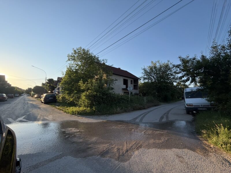 Zbog zaraslog rastinja vozači „izleću“ na raskrsnicu: Meštani traže reakciju 2 Ugao Lole Ribara i Boračke ulice, foto: Svrljiške novine
