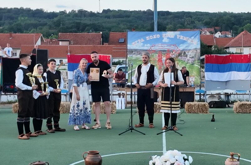 Folklor, osmesi i tradicija obeležili 11. Međunarodni festival „Igra kolo kraj Timoka“ u Svrljigu 4 Zlatna Plaketa Marku Bubamari, foto: Svrljiške novine