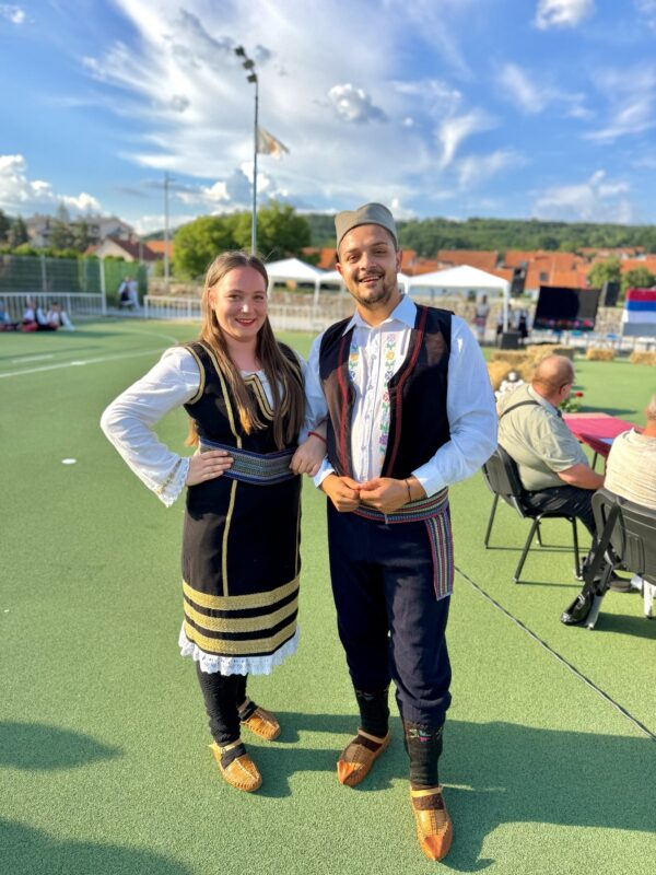 Folklor, osmesi i tradicija obeležili 11. Međunarodni festival „Igra kolo kraj Timoka“ u Svrljigu 3 Voditelji Marija Krstić i Nenad Petrović Kajzer, foto: Svrljiške novine