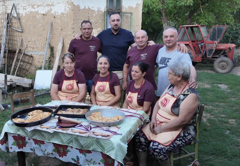 Svrljižani napravili najbolju slatku banicu u Beloj Palanci: Ekipa „Prijatelji“ osvojila prvo mesto 1 Prijatelji, ekipa koja pravi najbolju banicu, foto: M.M.